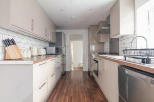 Spacious 3 Bedroom Home with PS5 and Pool Table Near O2 Arena Canary Wharf and Elizabeth Line to Central London