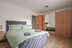 Spacious 3 Bedroom Home with PS5 and Pool Table Near O2 Arena Canary Wharf and Elizabeth Line to Central London