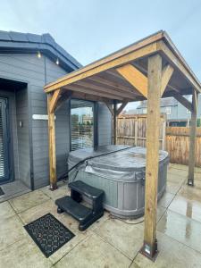 The Slipway Cabins with Hottub