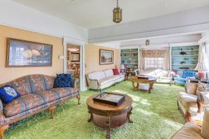 Half-Mi to Atwood Lake Spacious Home!