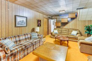 Half-Mi to Atwood Lake Spacious Home!