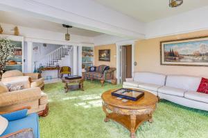 Half-Mi to Atwood Lake Spacious Home!