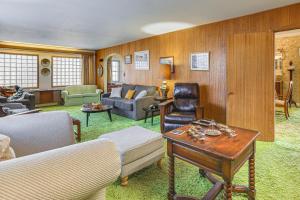 Half-Mi to Atwood Lake Spacious Home!