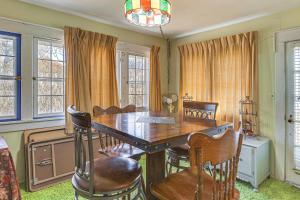 Half-Mi to Atwood Lake Spacious Home!