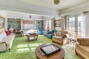 Half-Mi to Atwood Lake Spacious Home!