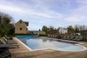 NEW Bauhinia House Spa Access and Lakeside Home