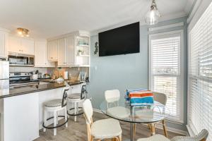 Beachside Condo with Pool and Hot Tub in Galveston!