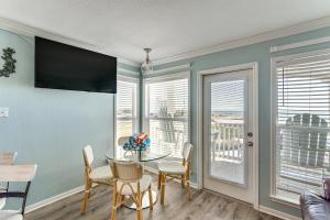 Beachside Condo with Pool and Hot Tub in Galveston!