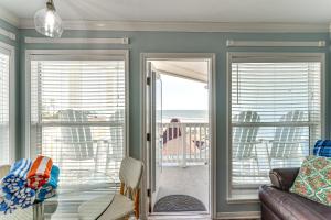 Beachside Condo with Pool and Hot Tub in Galveston!