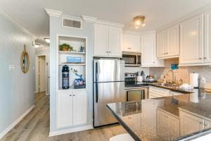 Beachside Condo with Pool and Hot Tub in Galveston!