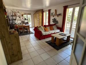 Maison esprit cabane proche océan et bassin