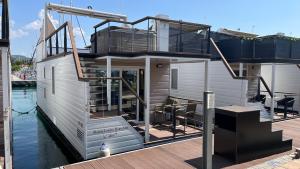 Marina Luxury Houseboat Lace 