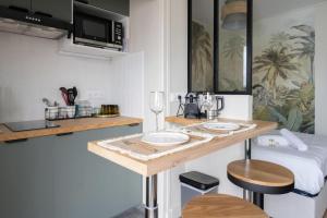 Studio with balcony - Paris 17e