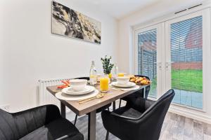 The Cerulean Manor, City Centre House, Large Drive, Free Parking, WiFi, Sofa Bed, Netflix,