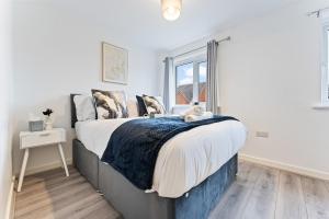 The Cerulean Manor, City Centre House, Large Drive, Free Parking, WiFi, Sofa Bed, Netflix,