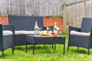 The Cerulean Manor, City Centre House, Large Drive, Free Parking, WiFi, Sofa Bed, Netflix,