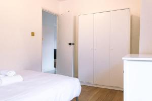 4-Bedroom Flat near Central, 2-Min Walk to Metro