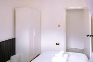 4-Bedroom Flat near Central, 2-Min Walk to Metro