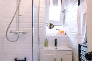 4-Bedroom Flat near Central, 2-Min Walk to Metro