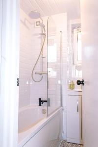 4-Bedroom Flat near Central, 2-Min Walk to Metro