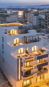 The Meta Stay - Sunny Getaway with Rooftop Access