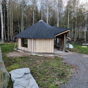 Elämyksellinen majoitus glamping-teltassa