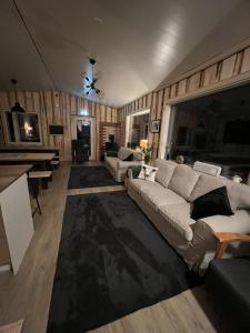 Elämyksellinen majoitus glamping-teltassa