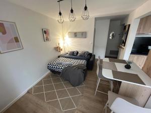 Appartement moderne Wifi Fibre et Parking privé gratuit avec balcon et ascenseur