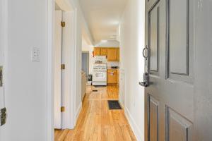 Cozy Cambridge Apartment in College Town!