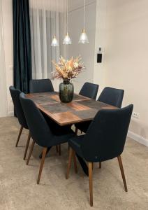 Old Town Escape - Central Apartment with Garden