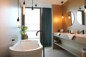 King Room with Spa Bath room in Per Sea