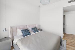 VayK - Sophisticated 2-Bedroom with Stunning Beachfront Views