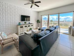 Modern Ocean View Condo with Pools & Gym N702