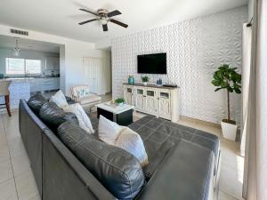 Modern Ocean View Condo with Pools & Gym N702