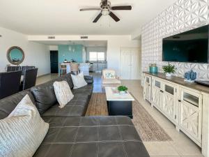 Modern Ocean View Condo with Pools & Gym N702