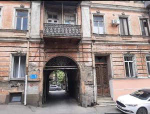 Комната в солнечной квартире в Старом Тбилиси