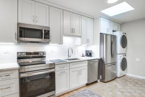 Steps to Shops and Eats Apt in Portage Park!