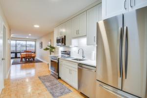 Steps to Shops and Eats Apt in Portage Park!