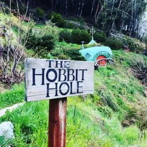 Hobbit Hole Sustainable Ecovillage - Cave Junction