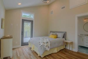 Canal- Bay Front family home 5-bedroom Sleeps 18 POOL coming soon Boat Dock