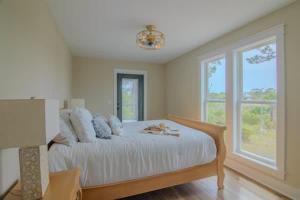 Canal- Bay Front family home 5-bedroom Sleeps 18 POOL coming soon Boat Dock