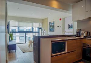 Majestic 2BR with Modern Pool in Miraflores