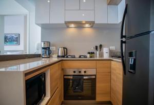 Majestic 2BR with Modern Pool in Miraflores