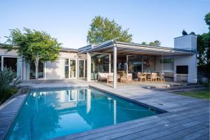 Luxurious villa with the best facilities at the foot of the Constantia Valley