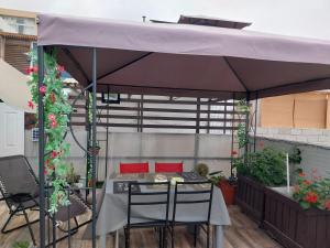 mini lolf una habitación con tres camas