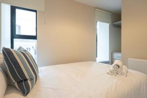 3rd Floor Stylish 2-Bed Apartment