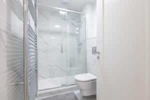 3rd Floor Stylish 2-Bed Apartment