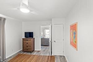 Beach Nest 2 Stylish Condo 2 Min Walk to Beach