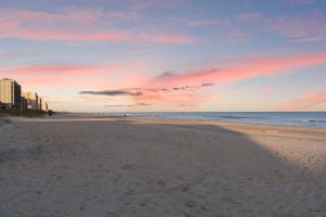 Beach Nest 3 Stylish Condo 2Min Walk to Beach