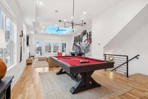 Stylish Multi-Level Retreat Rooftop & Pool Table - Whites Creek